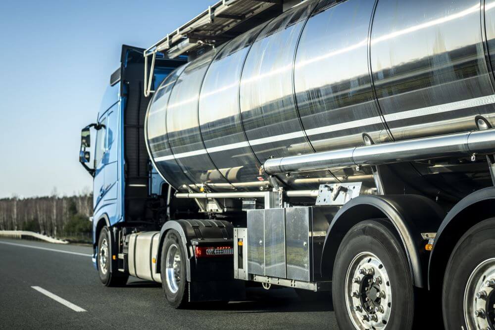 lorry transporting powders inducing vibrations